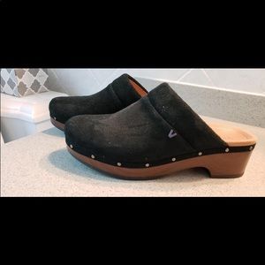 Vionic women’s clogs